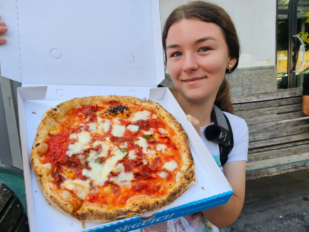 Andrada Rax in Napoli cu o pizza napoletana cu salam si branza mozzarella
